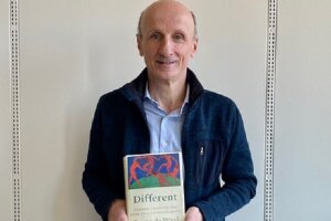 Prof. Niederhoff präsentiert das Buch Different von Frans de Waal